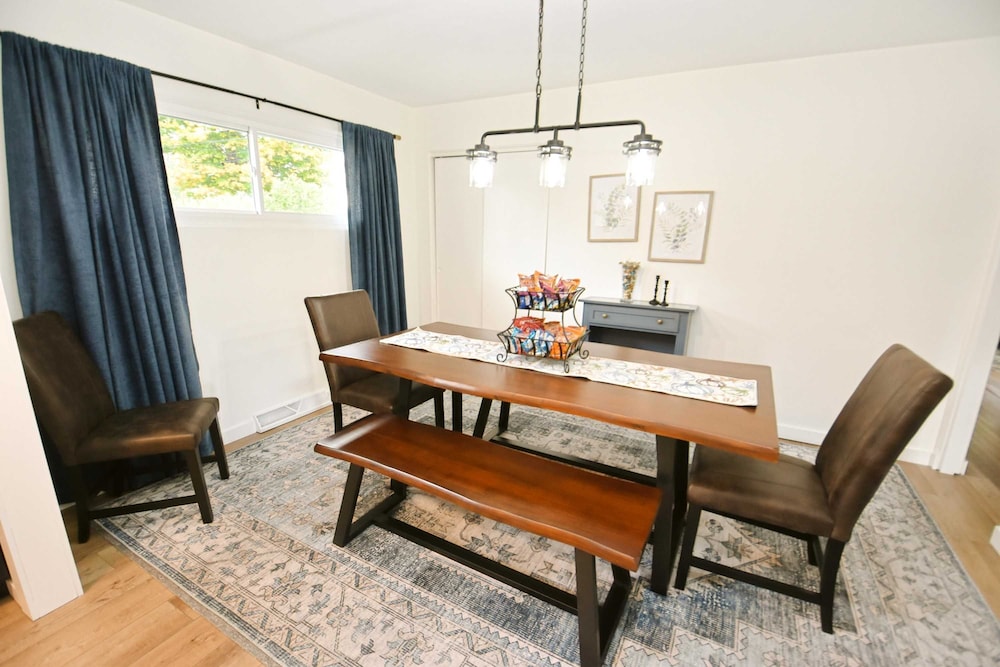 Modern 5 Bedroom Home Sleeps up to 12 15 min Walk to ND 2329