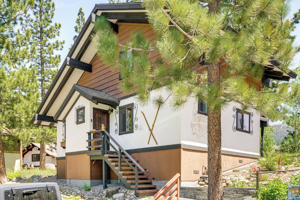 Walk to Diamond Peak: Luxe Chalet w/ Mtn-view Deck