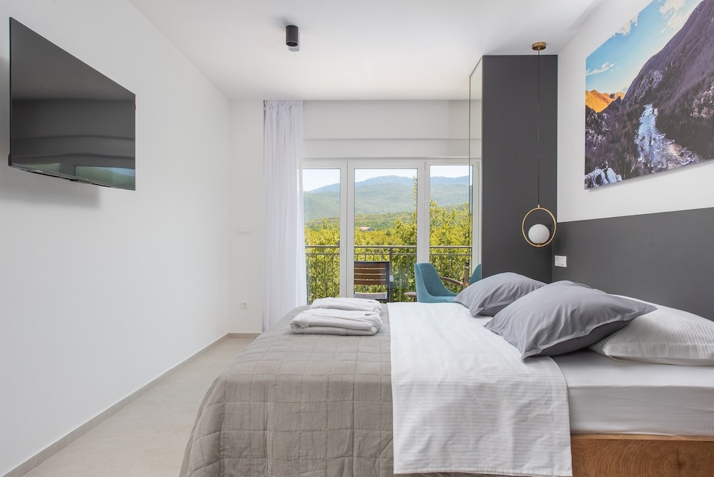Villa River Rose with pool and jacuzzi, near the river beach