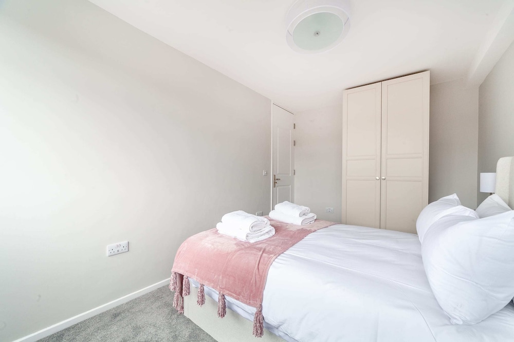Excellent 3-bed Flat In Elephant & Castle