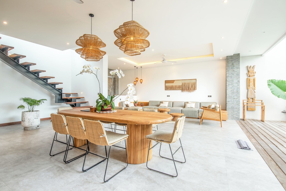 Coastal Comfort: Cozy 4BR Villa, 5 Min Walk to Finns Beach