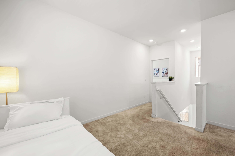Sunny & Stylish Near LA 4BR Home w Desks & Lounge