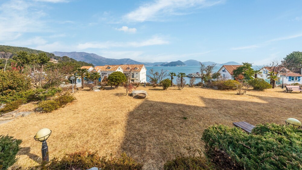 Geoje Kkachi and Santorini Pension