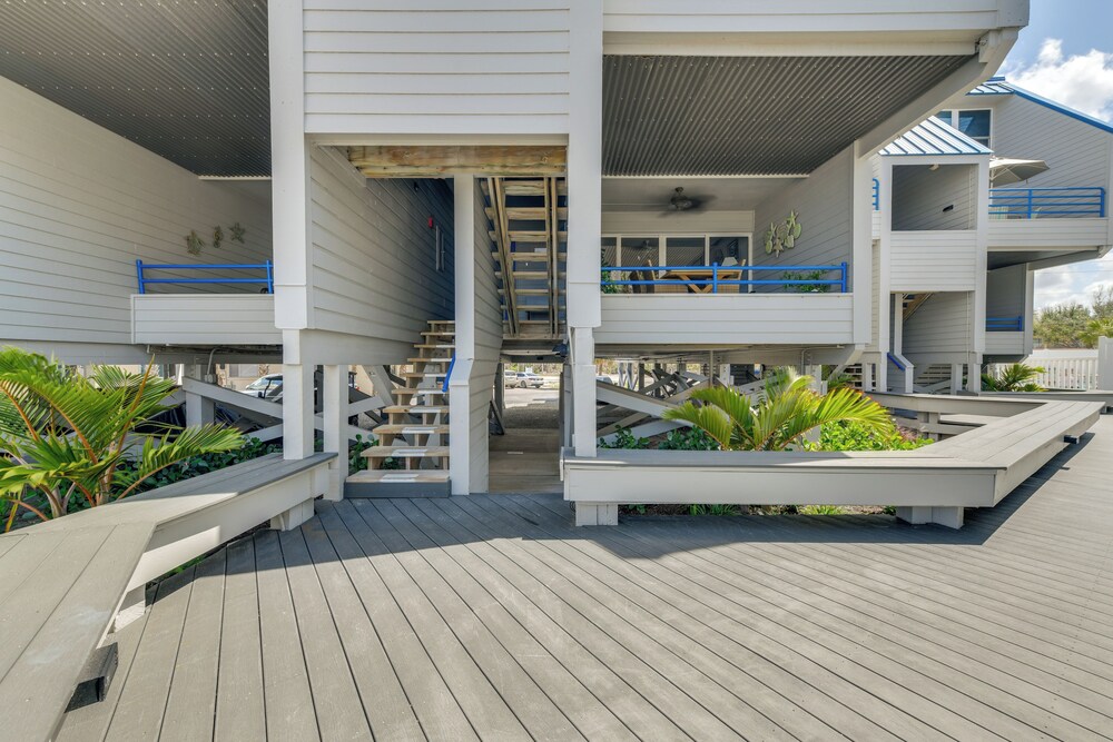 Beachfront Condo w/ Balcony on Manasota Key