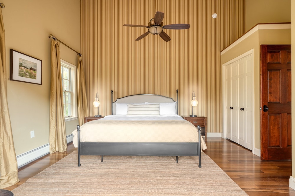 Cortland by Avantstay Charming Heritage Estate w/ Private Lake & Pool view 2