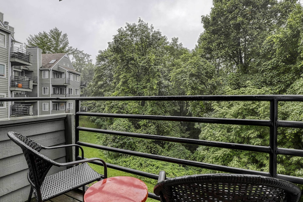 Cozy Resort-style Gatlinburg Condo: Indoor Pool! view 3