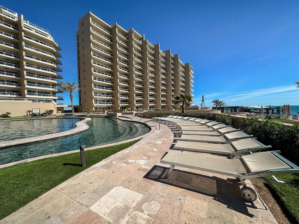 Paradise Found Luxe 2BR Condo in Iconic Location