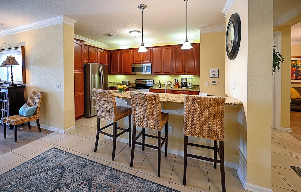 Gorgeous 3 Bed Lakeview, Vista Cay - 1010