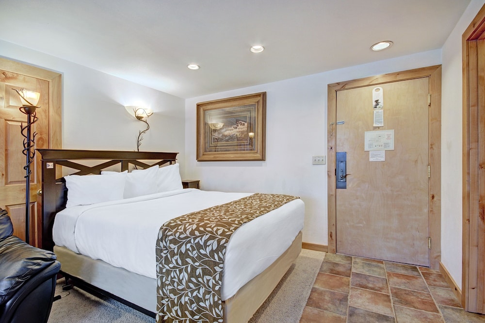 Ski-in/ski-out Studio W/snowy Alpine Views - Walk To Main St Studio Bedroom Condo by RedAwning