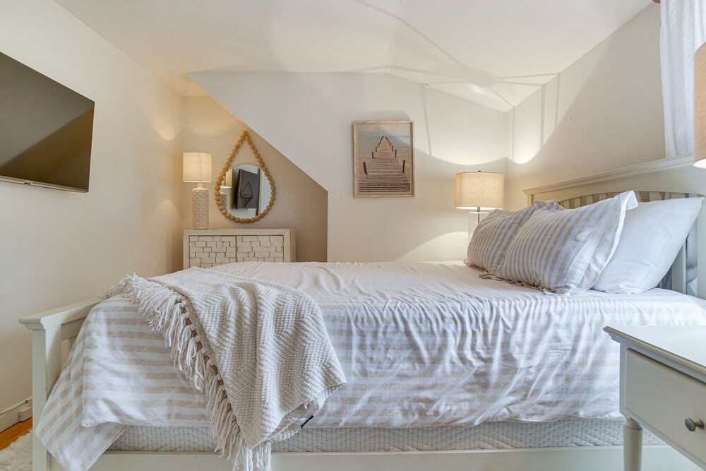 Charming Cape Cod Home ~ 1 Mi to Megansett Beach