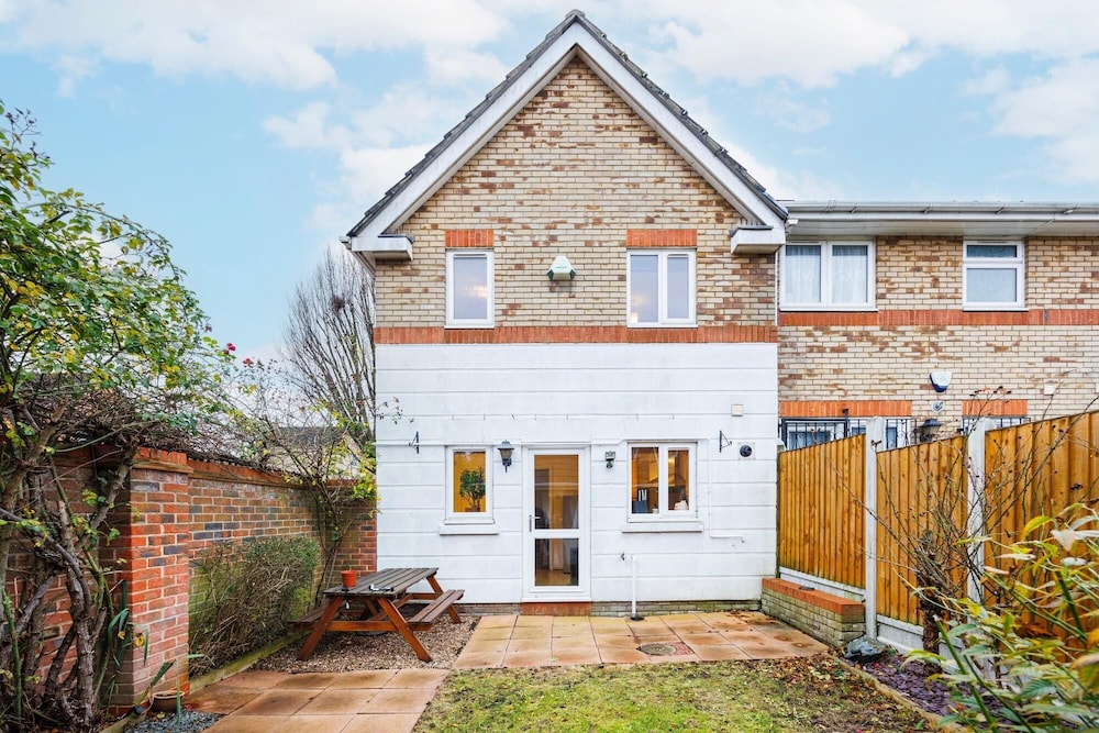 Stylish 3-bed Home in East London Free Parking