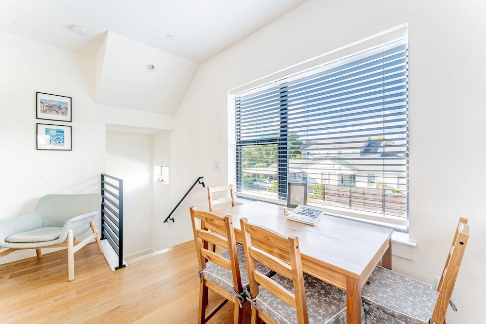 East Downtown 3BR Condo w Fast Wifi and Sleeps 8 view 2
