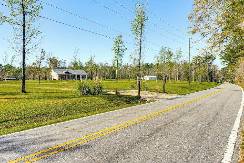 18 Mi to Fsu: Quaint Cottage on 8 Acres w/ Grill!