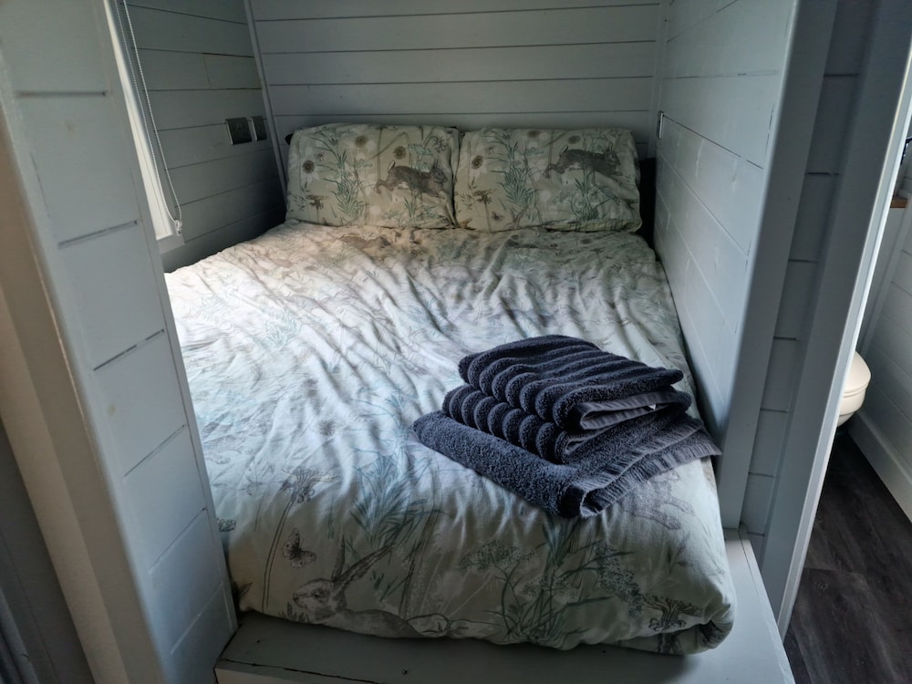 Glamping Hut - Sleeps 2, hot tub & Parking view 5