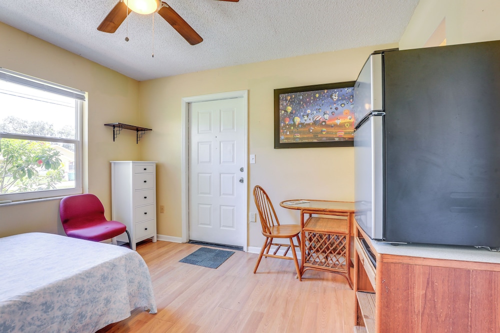 7 Mi to Beach: Pinellas Park Studio w/ Patio