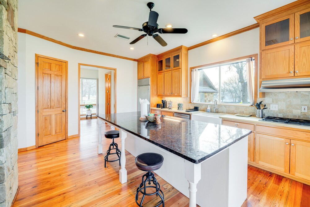 6 Mi to Lewisville Lake: Spacious Ranch Home