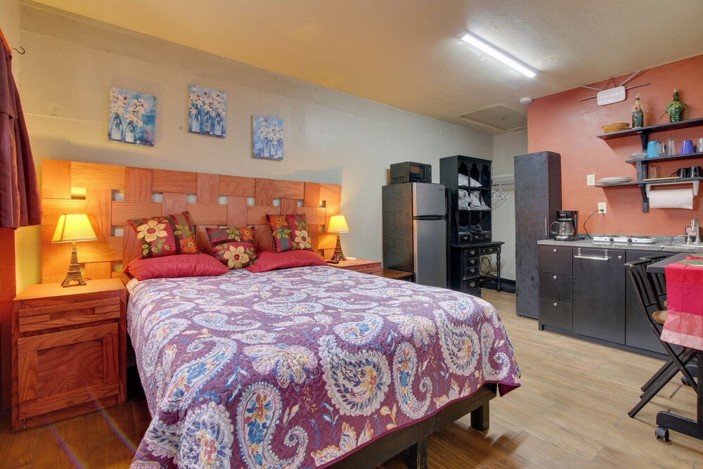 2 Mi to Shopping & Dining: Santa Rosa Studio