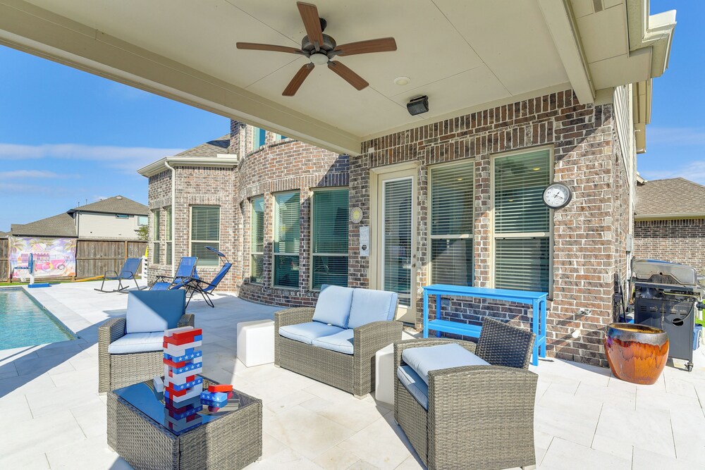 Games, Films & Outdoor Fun: Luxe Home in La Marque