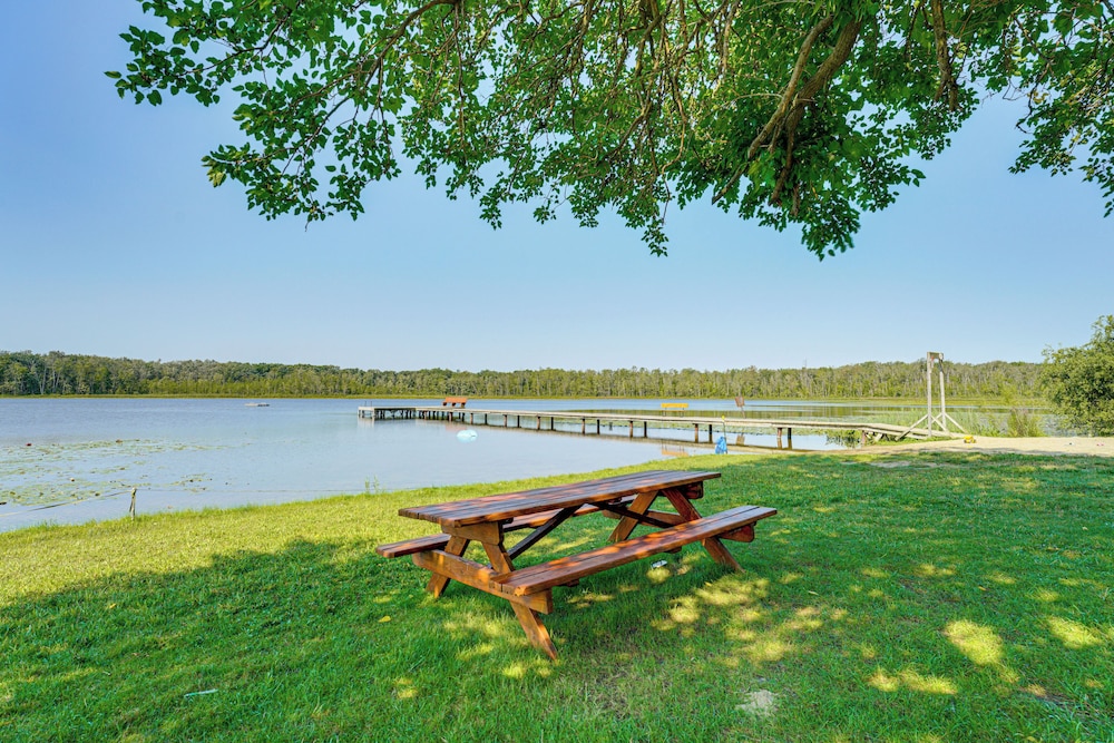 Walk to Cranberry Lake: Quaint Family Cottage