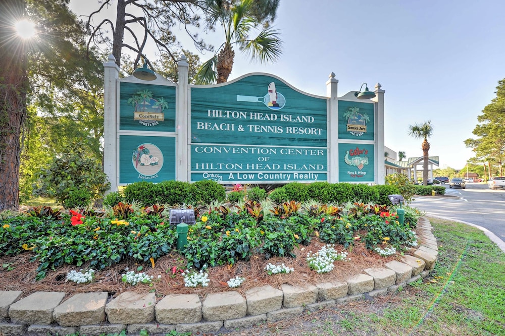 Pool, Tennis & Gym: Resort Condo in Hilton Head!