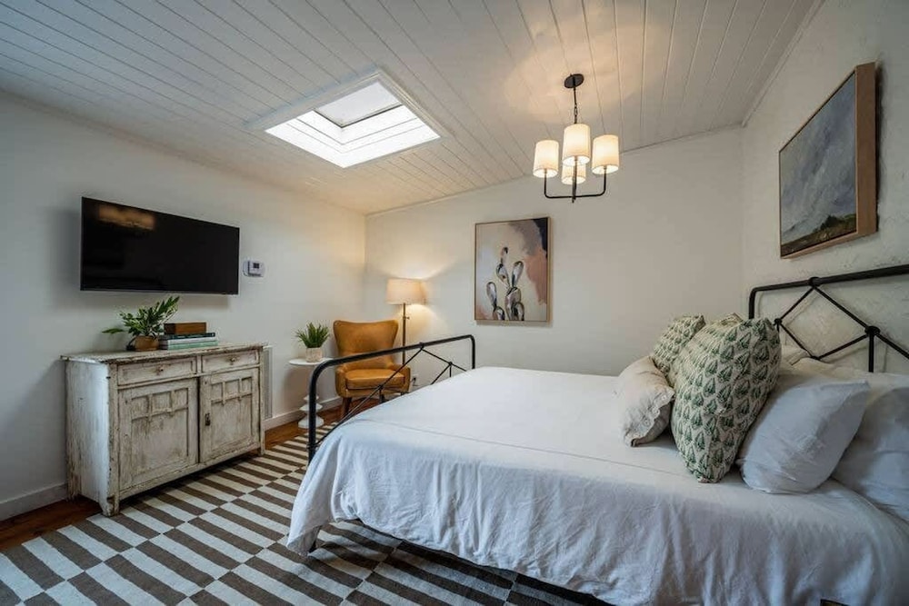 Luxurious Historic 5BR Fredericksburg inn w spa