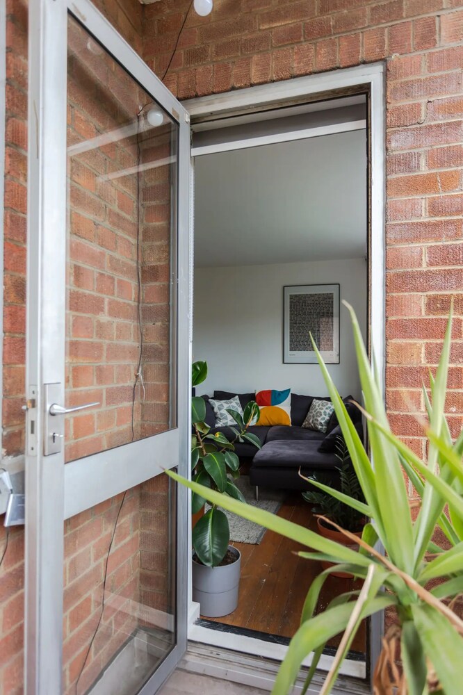 Relaxing 2 Bedroom Top Floor Apartment in Bethnal Green