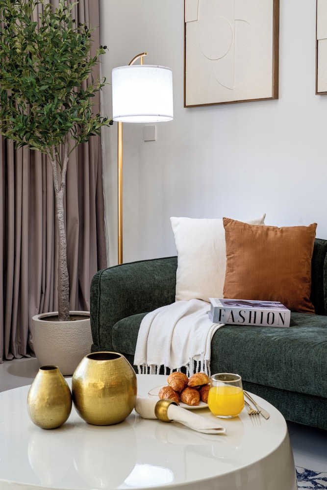 Delujo Stays – Burj Crown Collection