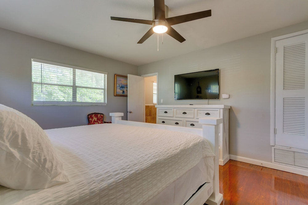 Sunny Fort Walton Beach Vacation Rental w/ Yard! view 5