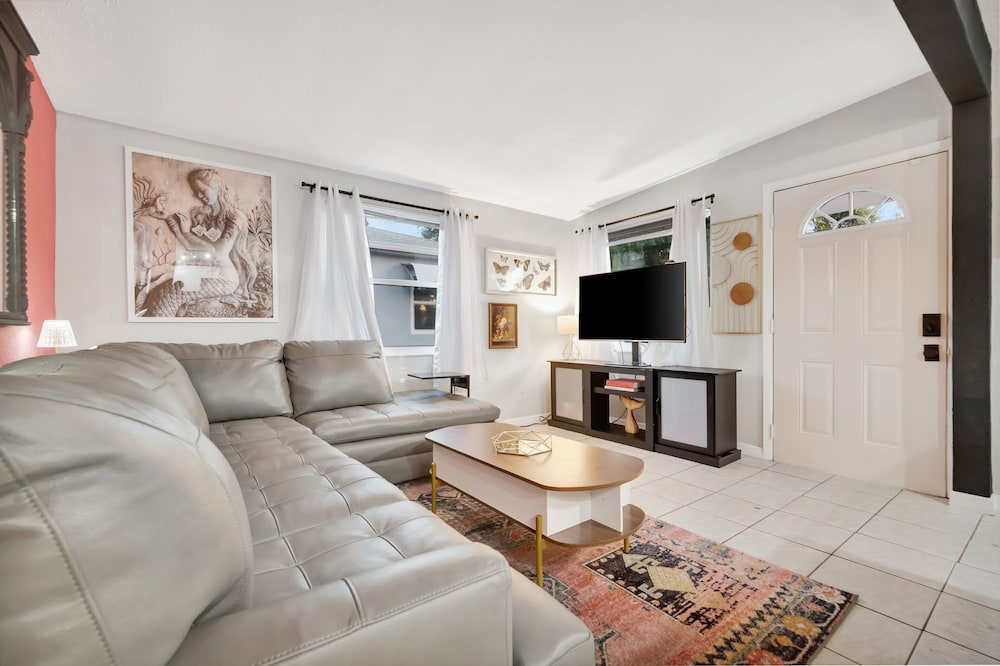 Family Home 10 Mins to Beach Pets Welcome