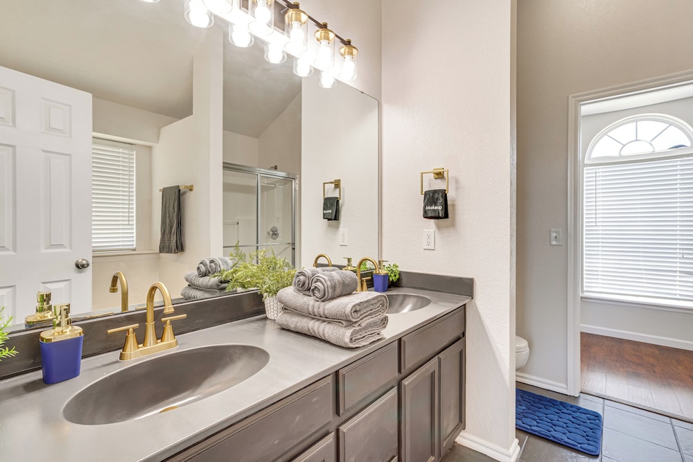 14 Mi to Dtwn Okc: Edmond Gem w/ Fenced Yard!