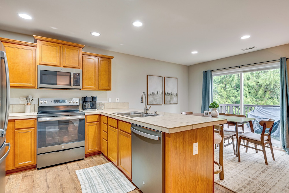 Game Room & Deck: Family-friendly Tumwater Gem