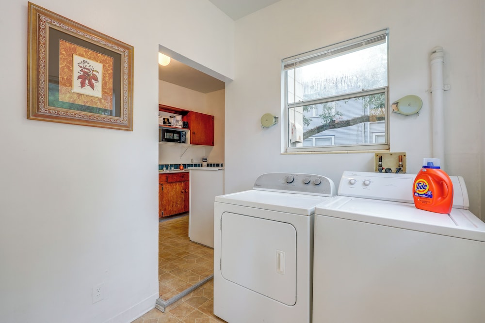Steps to Food & Shops: Cozy Condo in Jacksonville!