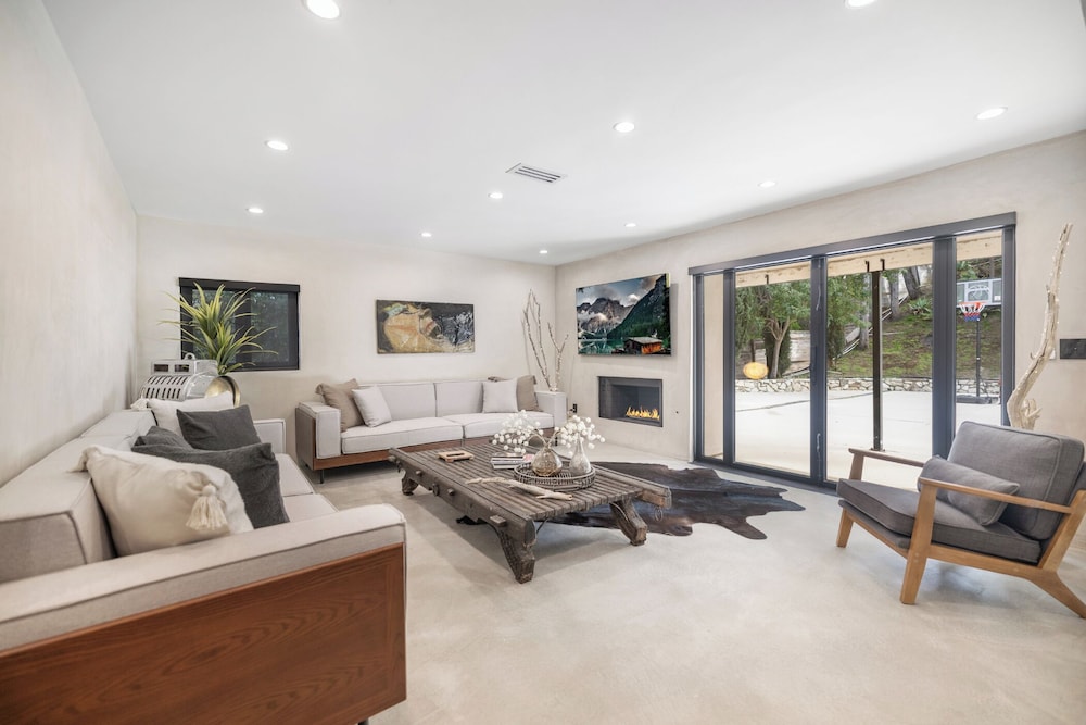 Del Campo Villa - 4BR Woodland Hills Gem With Pool and Cabana