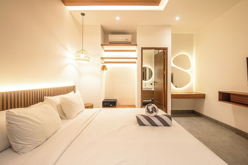 Elegant 5BR Canggu Villa 400m to Pristine Beach