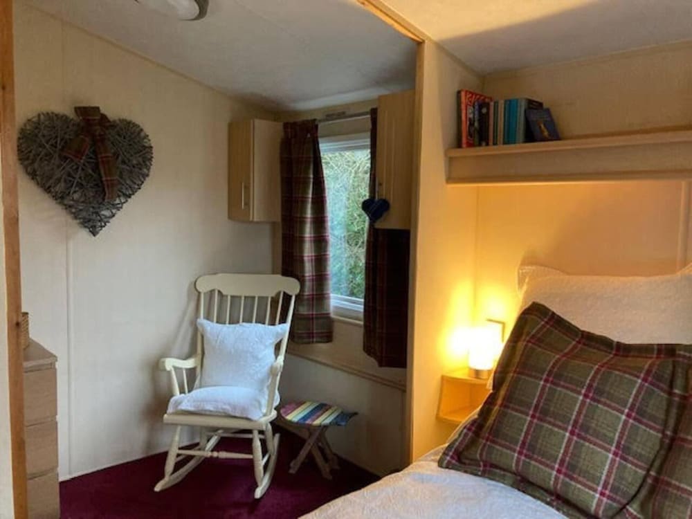 Cosy, Quiet Static Caravan, Mawgan Porth, St Eval view 4