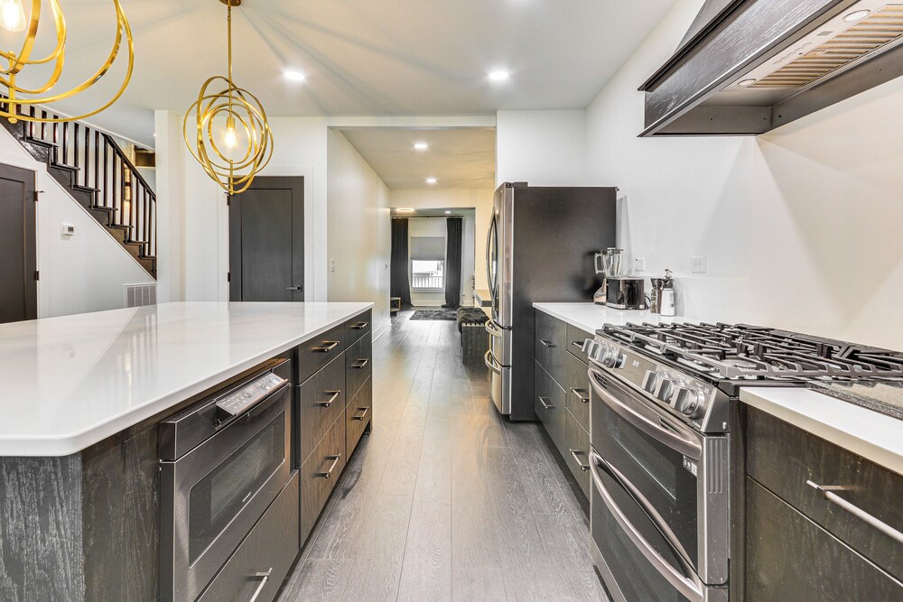 Walk to Uptwn Lexington: Modern Retreat w/ Porch!