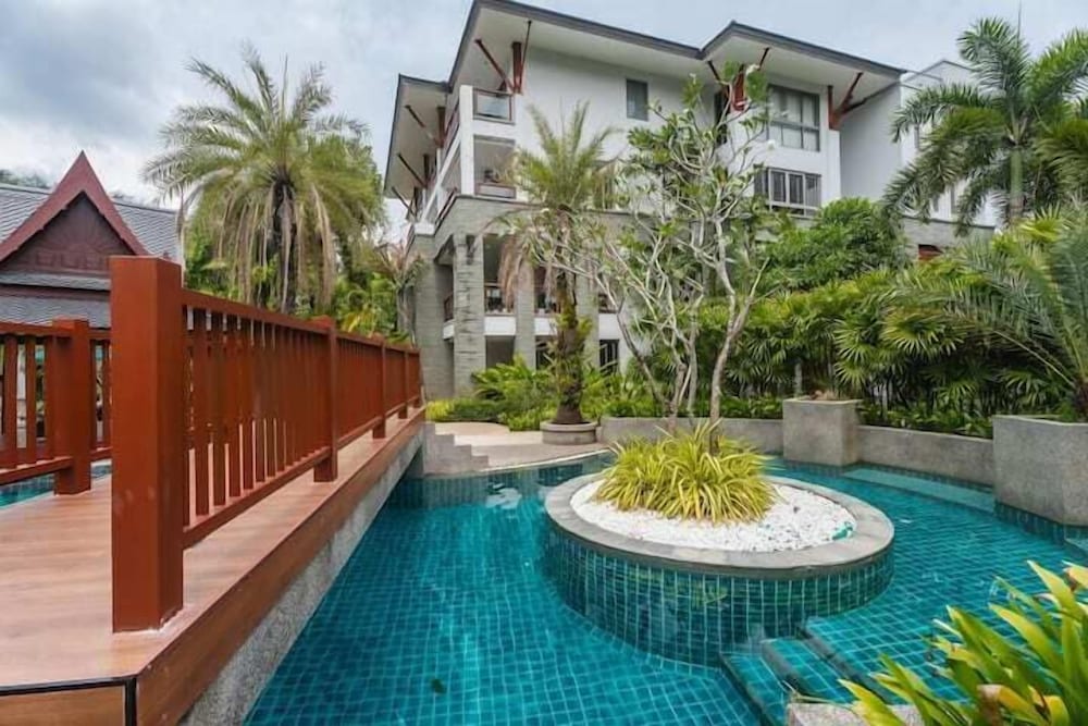 Elegant Beachfront 3BR Condo at Pearl of Naithon