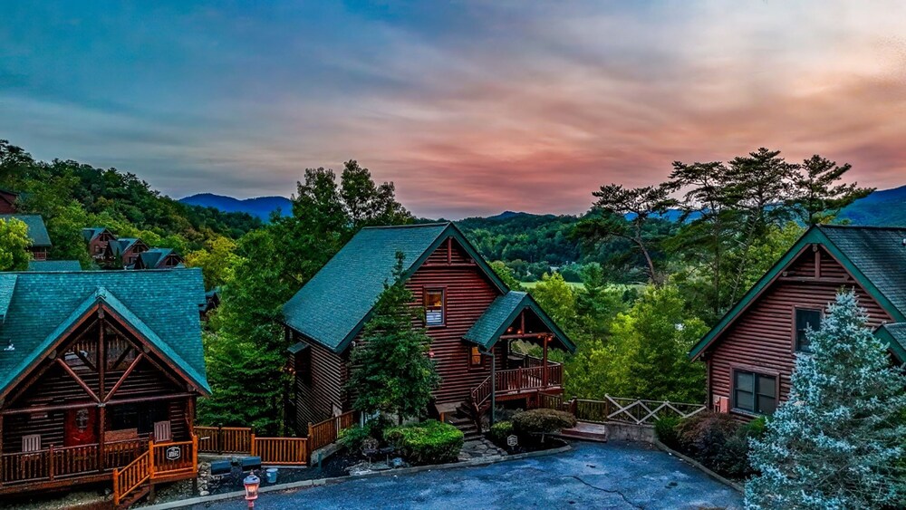 Amazing Views w Gameroom Hot Tub Pool