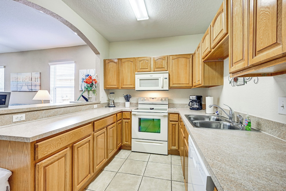Pet-friendly Gem w/ Yard & Pool Access in Sebring