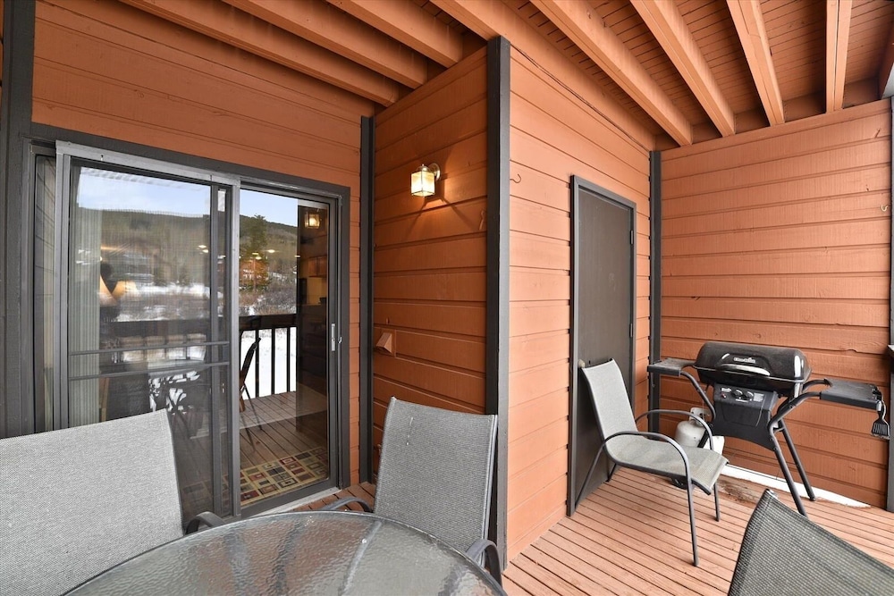Mountainside 155a 2 Bedroom Condo by RedAwning