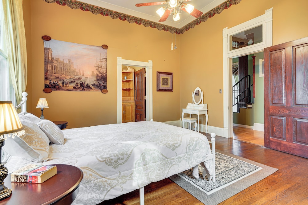 Historic Home w/ Wraparound Porch: Walkable Area!