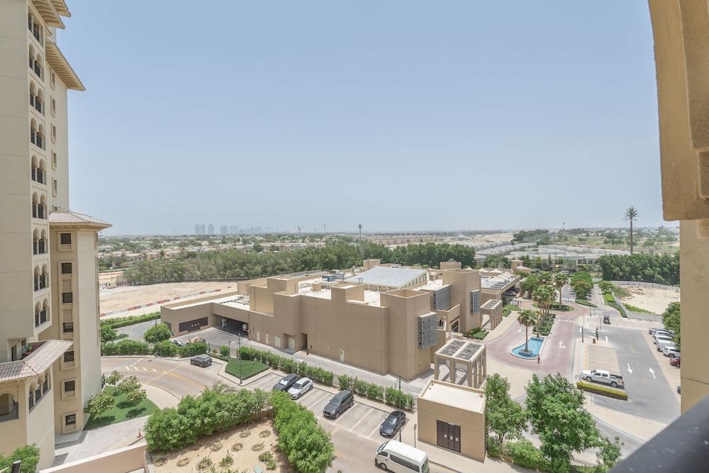 Stylish 1-bedroom Retreat With Pool in Vibrant Jumeirah Golf Estates