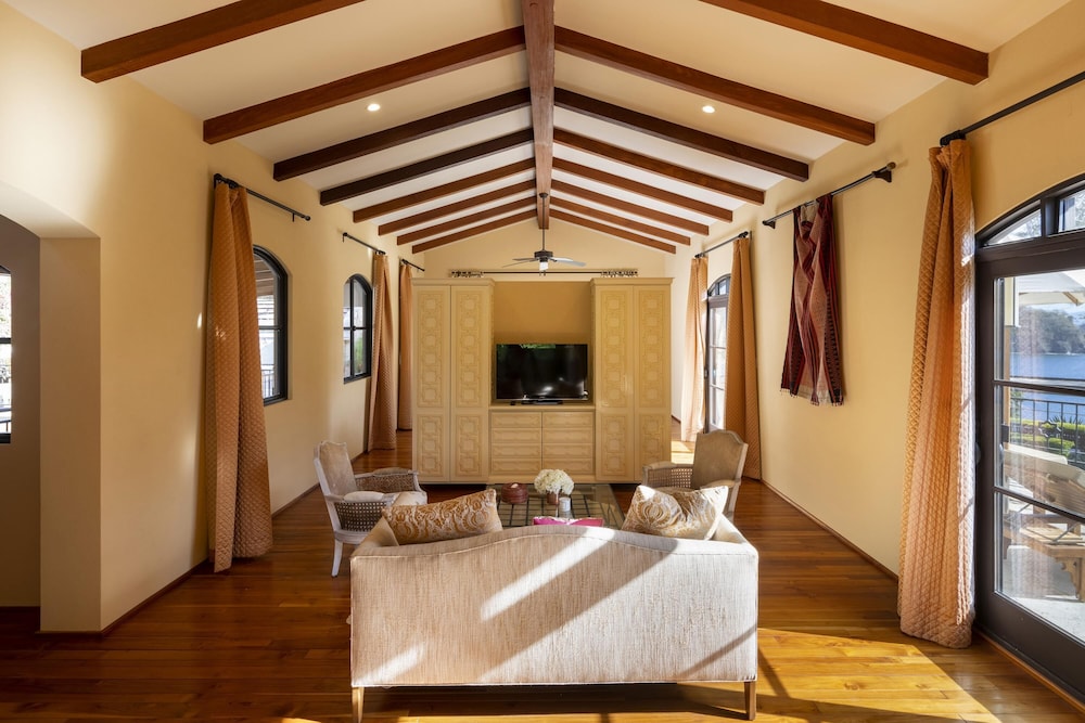 Arcos Del Mar Beachfront