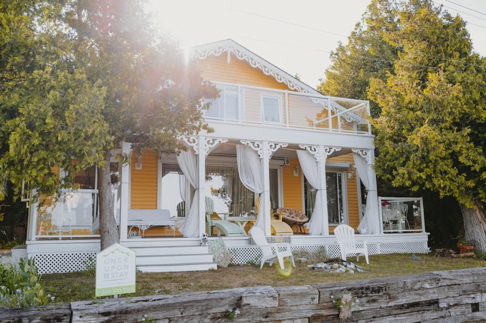 Hot Tub Waterfront Cottage - Near Sauble Beach