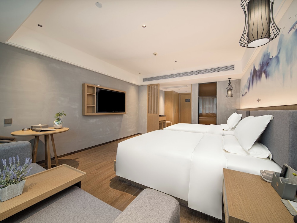 Trendy Romantic Hotel Guangzhou Panyu Qiaonan Aoyuan Plaza Branch - Free Deliver Service to Canton Fair Complex During Canton Fair Period