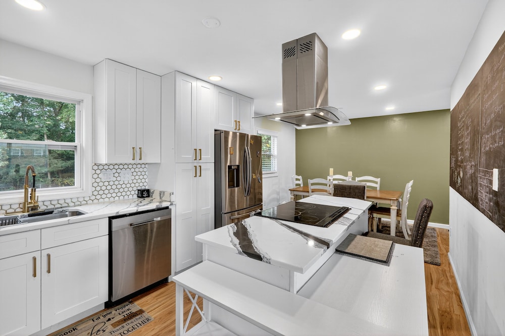 Spacious Getaway Near Dc & Potomac River 3 Bedroom Home