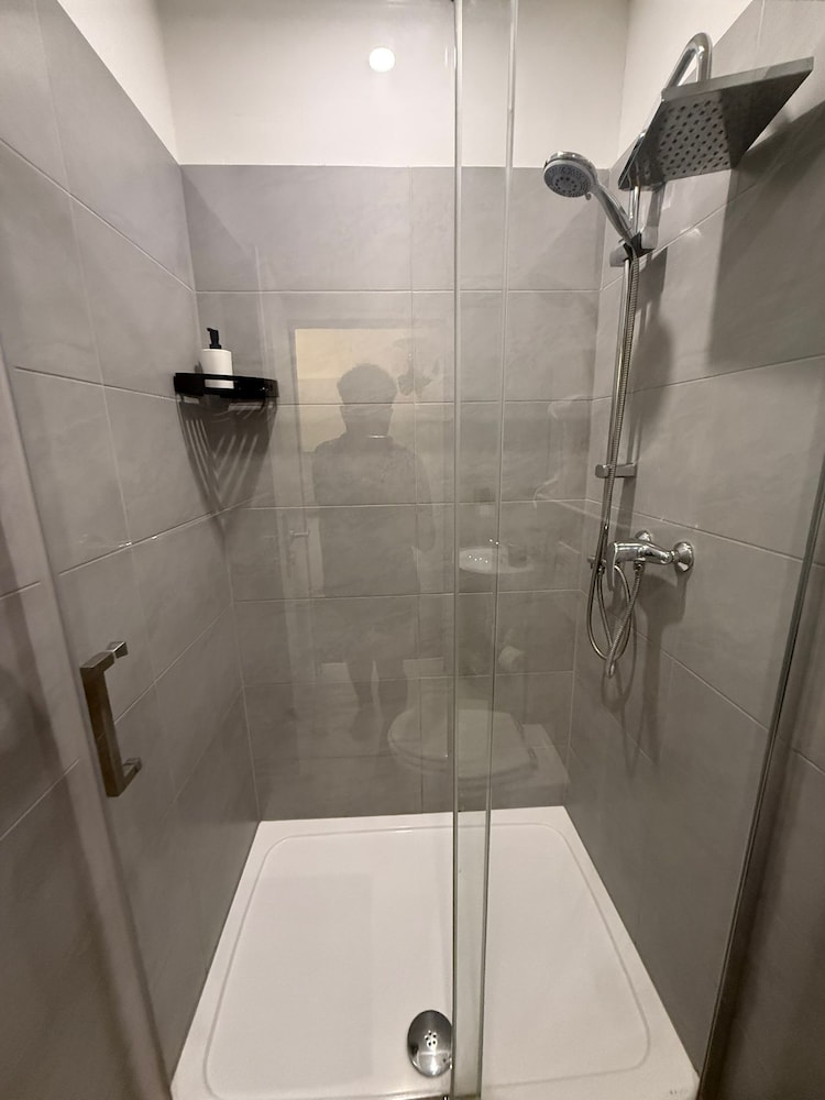 Chic 1BR Apt Steps from Schönbrunn