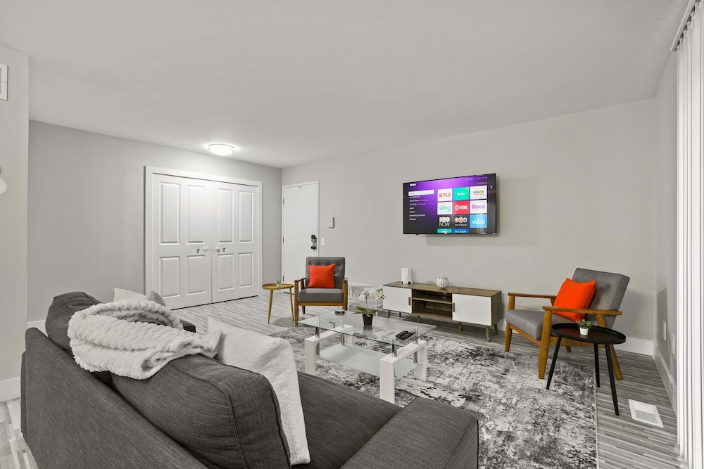 2BR 1BA Apartment With Great Amenities