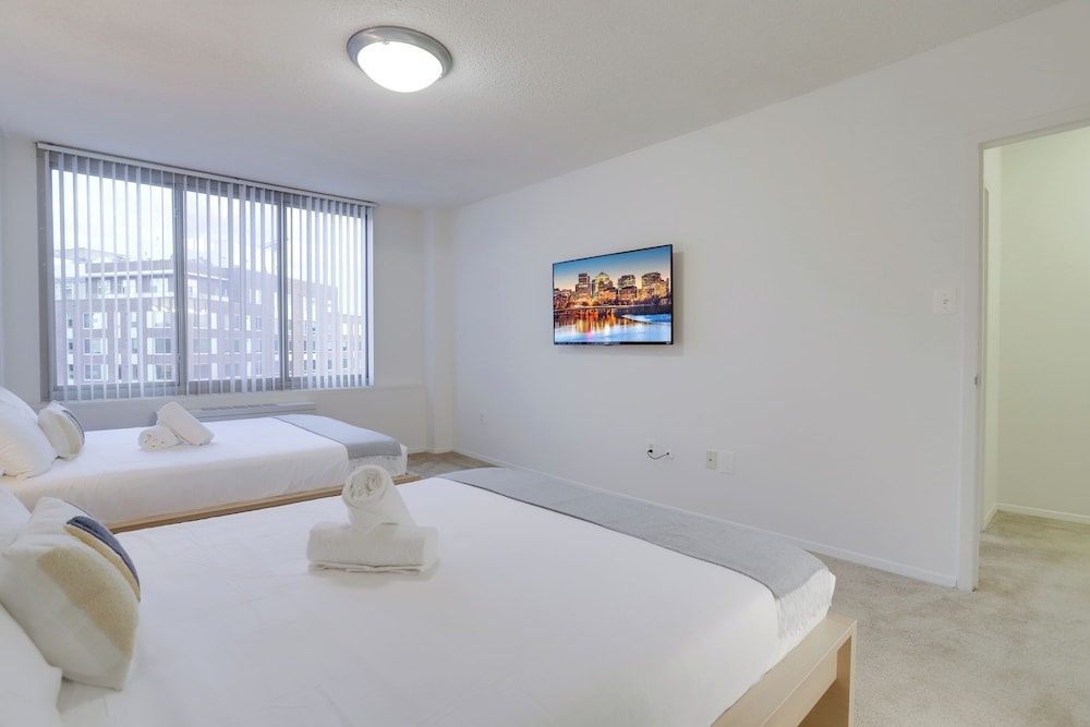 Crystal City Apt Close to Airport