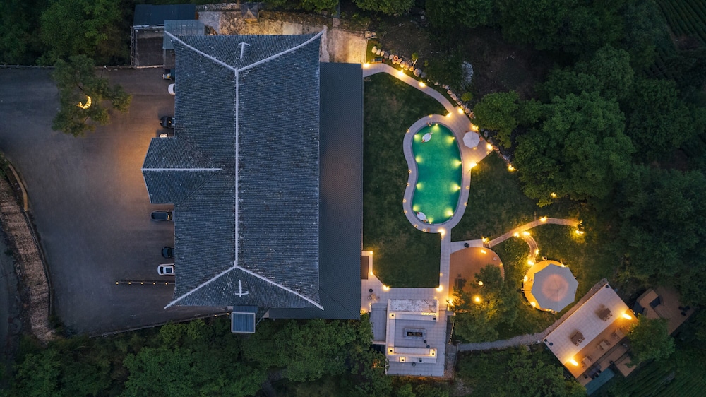 Yunfu Mid Hill Resort Hotel